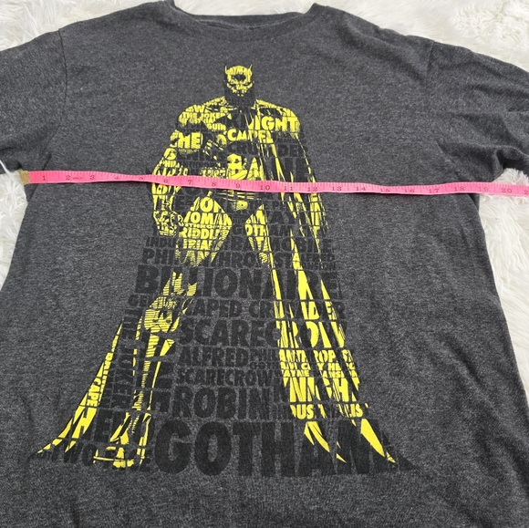 Batman Gray And Yellow Character Graphic Tee Medium - Picture 6 of 8
